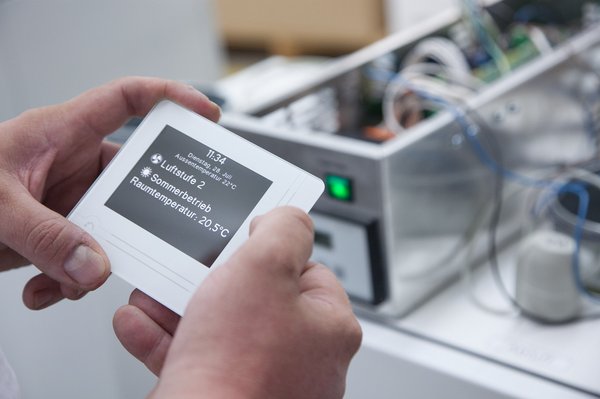 Digitales Glasdisplay für die Steuerung der Lüftungsanlage